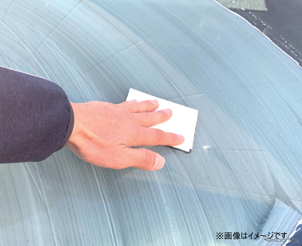 ストロング撥水シート・擦るだけで油膜や撥水被膜をしっかり除去《写真提供:カーメイト》