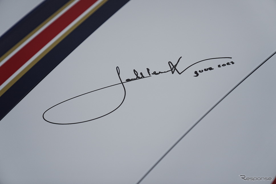 ジャッキー・イクス氏が911ダカールにサイン《写真提供 ポルシェジャパン》