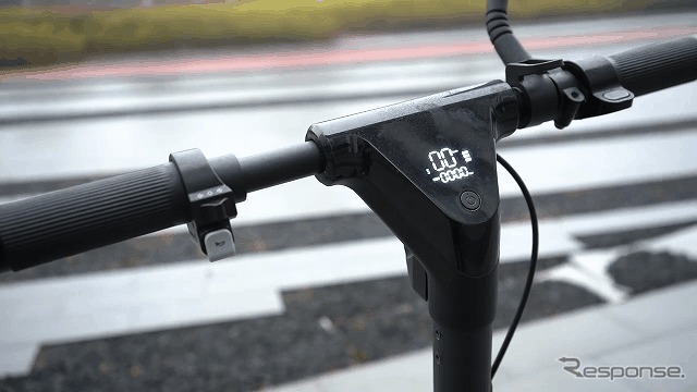 特定小型原付モデルの折りたたみ式電動キックボード「hues」《写真提供:Ampere》