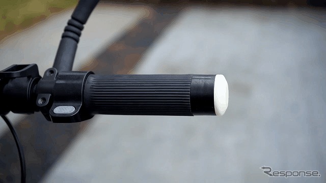 特定小型原付モデルの折りたたみ式電動キックボード「hues」《写真提供:Ampere》