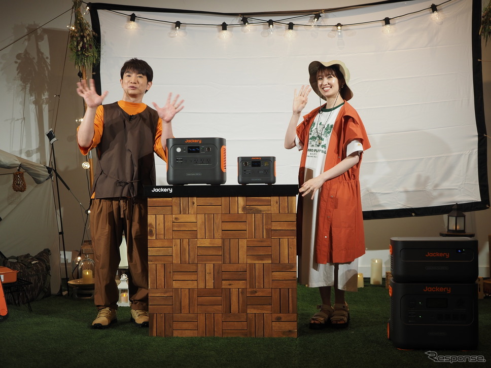 新商品をPRする濱口さん(左)と南さん《写真撮影 家本浩太》