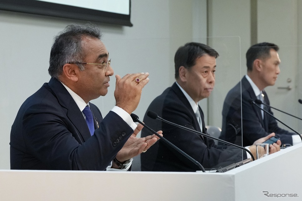 日産自動車のグプタCOO（向かって左、中央は内田社長）。2022年度上期決算発表会見（2022年11月9日）《写真提供 日産自動車》