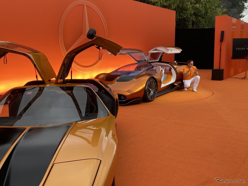発表セレモニーではまずC111が現れ、続いてビジョン・ワンイレブンが披露された。ビジョン・ワンイレブンの前にいるのが、メルセデス・デザインを率いるゴードン・ワグナー。《photo by Mercedes-benz》