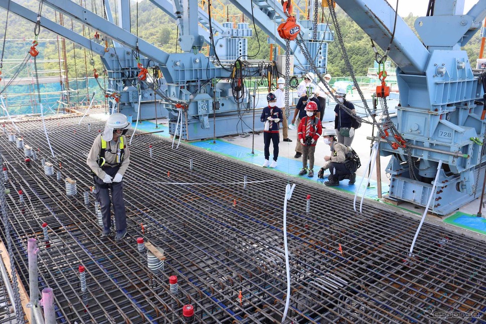 けんせつ探検隊2022夏休みシリーズ:新名神高速道路 大戸川橋他2橋(PC上部工)工事現場《写真提供 日建連》
