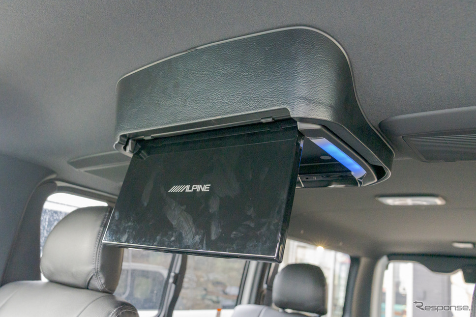 リアビジョンは12.8型のモニターサイズ。《写真撮影 関口敬文》