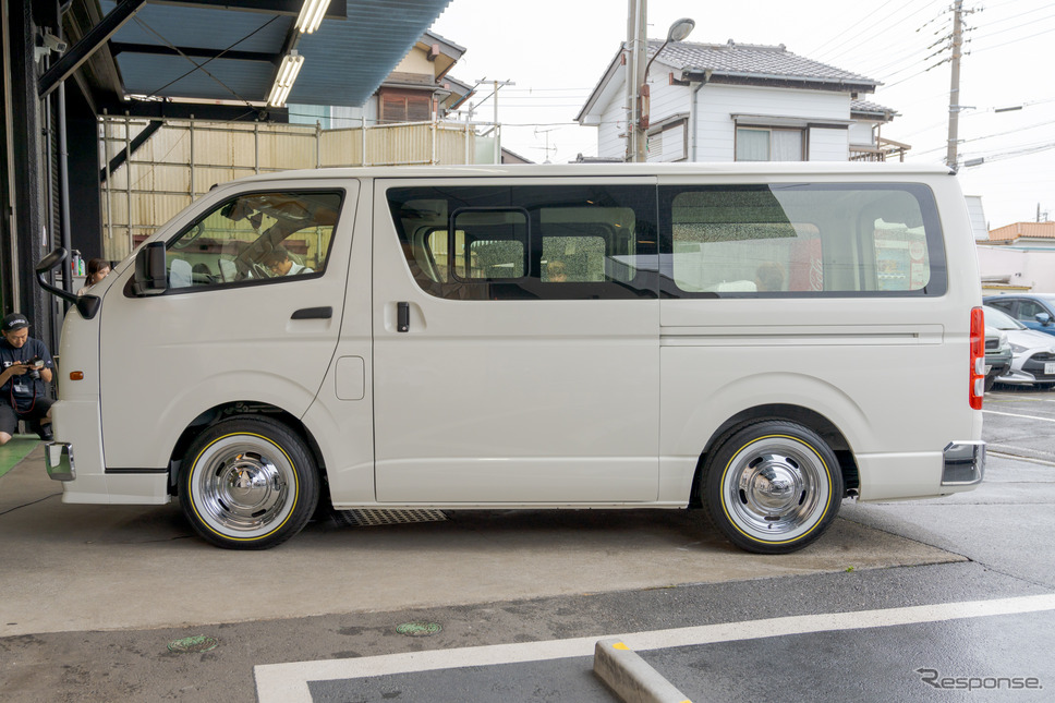 モノトーンの場合、落ち着いた雰囲気となる。《写真撮影 関口敬文》