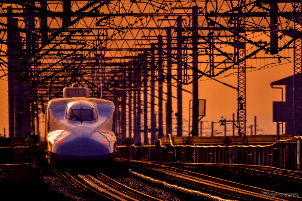 西明石駅を通過する山陽新幹線の列車。再エネ電力は岡山・広島・山口各県の新幹線用変電所へ供給される。《写真提供 写真AC》