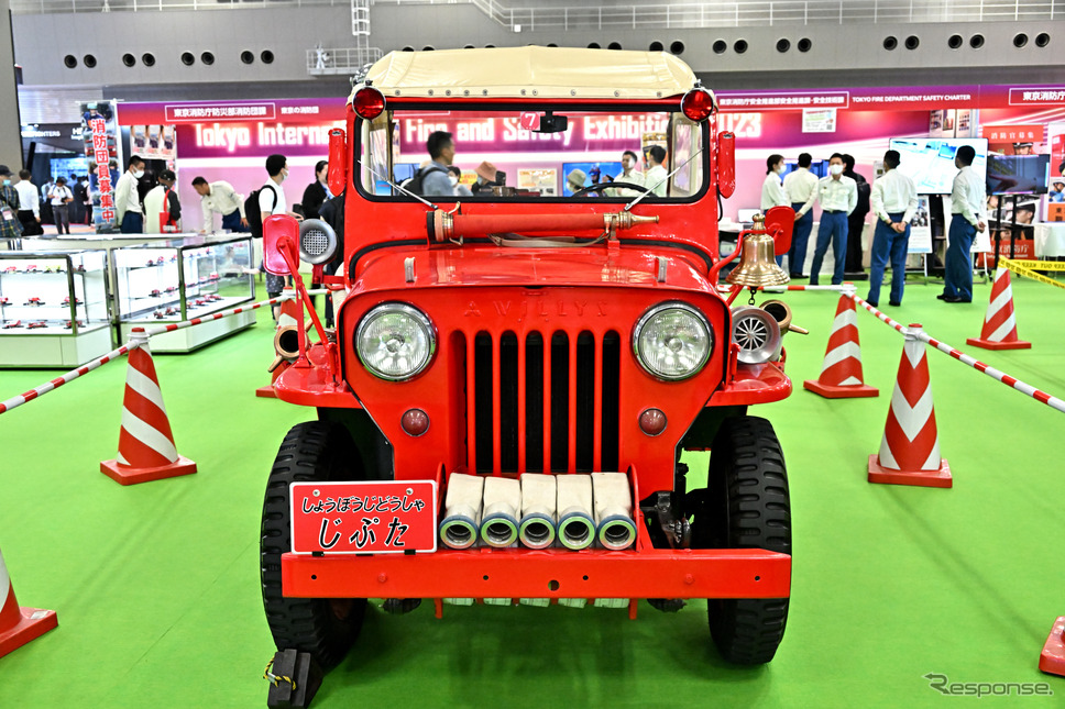 三菱ウィリスCJ-3B消防ポンプ車“じぷた”(1960年製。東京国際消防防災展2023)《写真撮影 雪岡直樹》