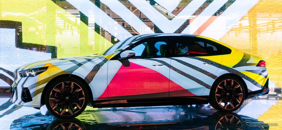 BMW i5 のアートカー(アートバーゼル2023)《photo by BMW》