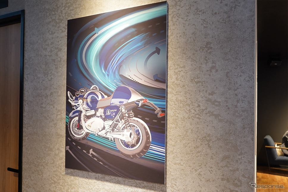 プールバーにはアンドレア・カニシさんのトライアンフをモチーフにした様々なアートを展示《写真撮影 小川勤》