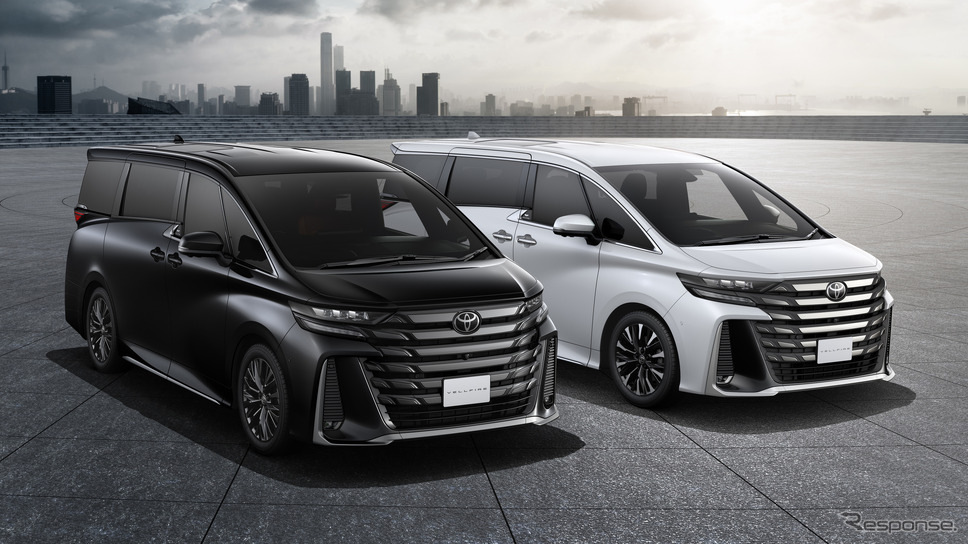 左:トヨタ ヴェルファイア Z プレミア(ターボガソリン・2WD)(ブラック)<オプション装着車>、右:トヨタ ヴェルファイア エクスクルーシブ ラウンジ(ハイブリッド・E-Four)(プラチナホワイトパールマイカ)<オプション装着車>《写真提供:トヨタ自動車》
