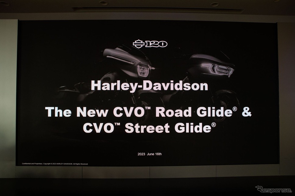 「CVO ストリートグライド」と「CVO ロードグライド」《写真提供 ハーレーダビッドソンジャパン》