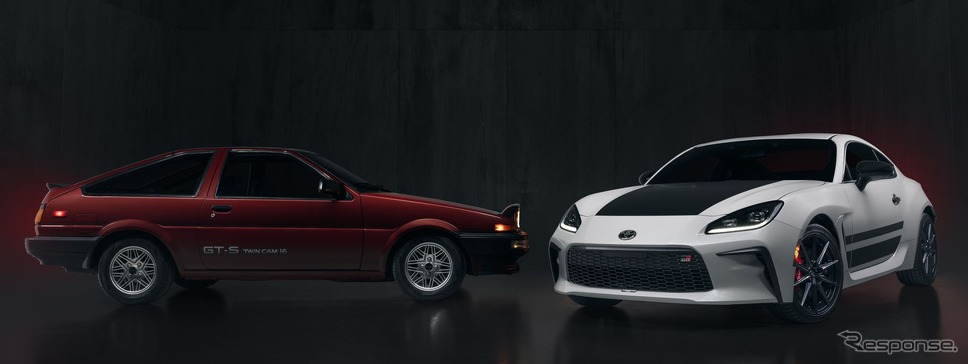 トヨタ GR86 の「トレノ・エディション」（右）と スプリンター・トレノ（AE86型、米国名：カローラ・スポーツ GT-S）《photo by Toyota》