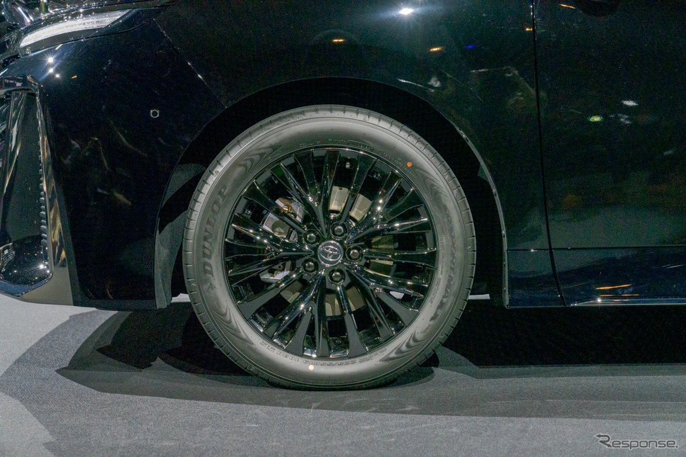 225/55R19タイヤ&19×7Jアルミホイール(ブラックスパッタリング塗装)。《写真撮影 関口敬文》