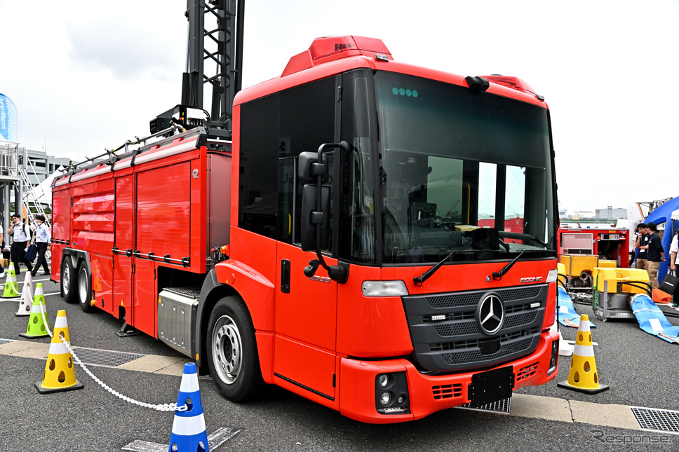 ローゼンバウアー・エコニック屈折放水塔車(テイセン扱い、東京国際消防防災展2023)《写真撮影 雪岡直樹》