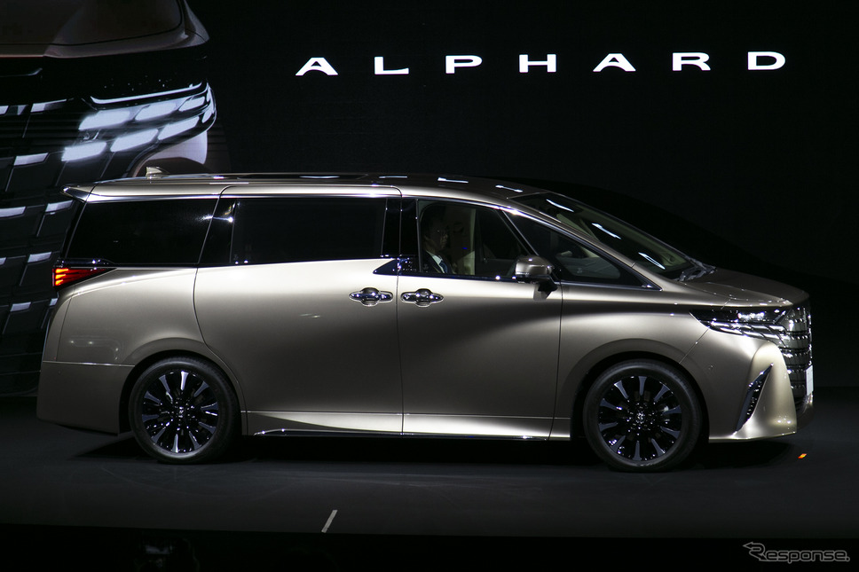 【トヨタ アルファード/ヴェルファイア 新型】より広くなったシート間隔や後部からも簡単操作が行えるセンターコンソール