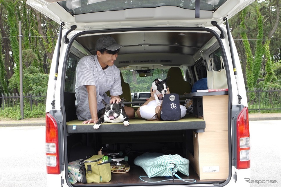 愛犬と安心安全に車中泊《写真提供:トイファクトリー》