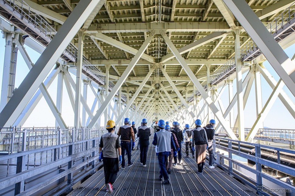 明石海峡大橋：管理路を歩いて主塔へ管理路を歩いて主塔へ《写真提供 JB本四高速》