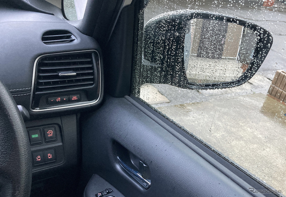 梅雨の車内の悩み解消法！ 臭いとカビ対策のポイントとは？【カーライフ 社会・経済学】Photo by photoAC