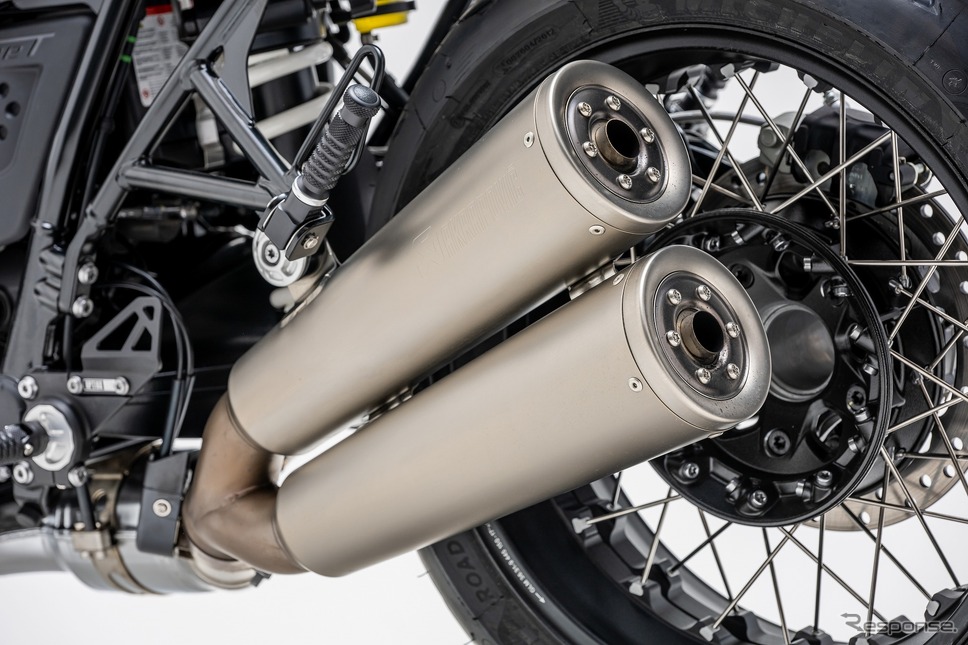 BMW R nineT ピュア ファイナルエディション アクラポビッチ製のデザインオプションサイレンサー《写真提供：ビー・エム・ダブリュー》