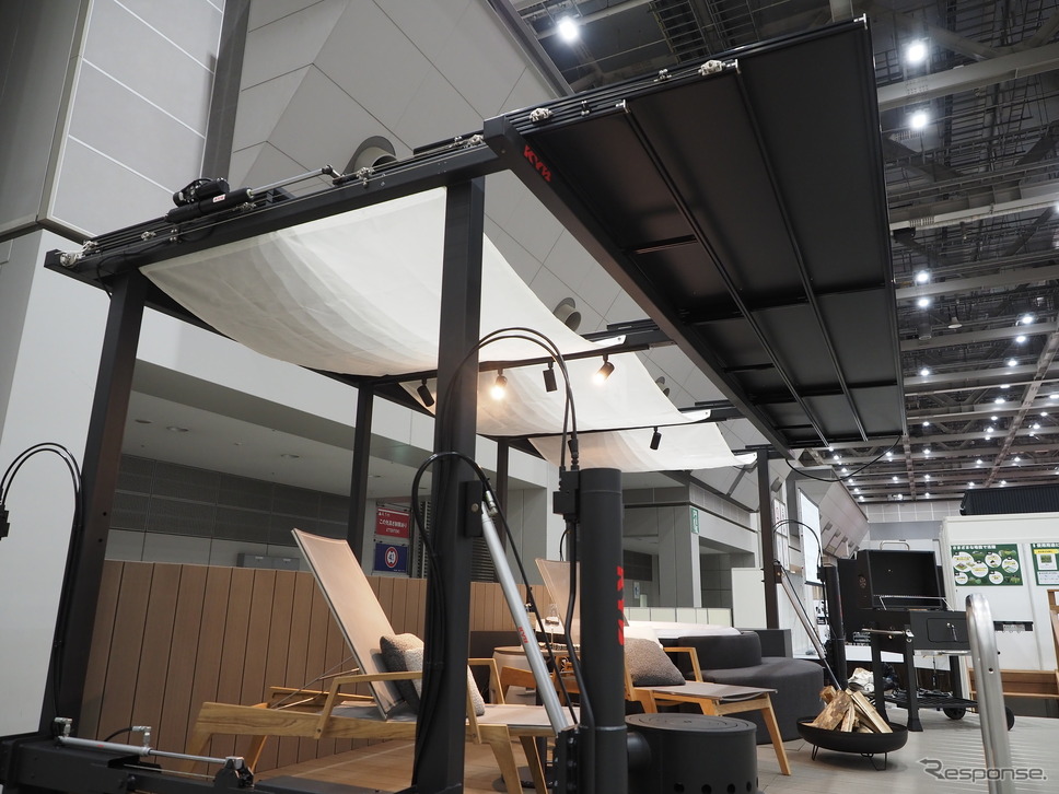 天井は電動油圧シリンダを使用し開閉する(東京トレーラーハウスショー)《写真撮影 家本浩太》
