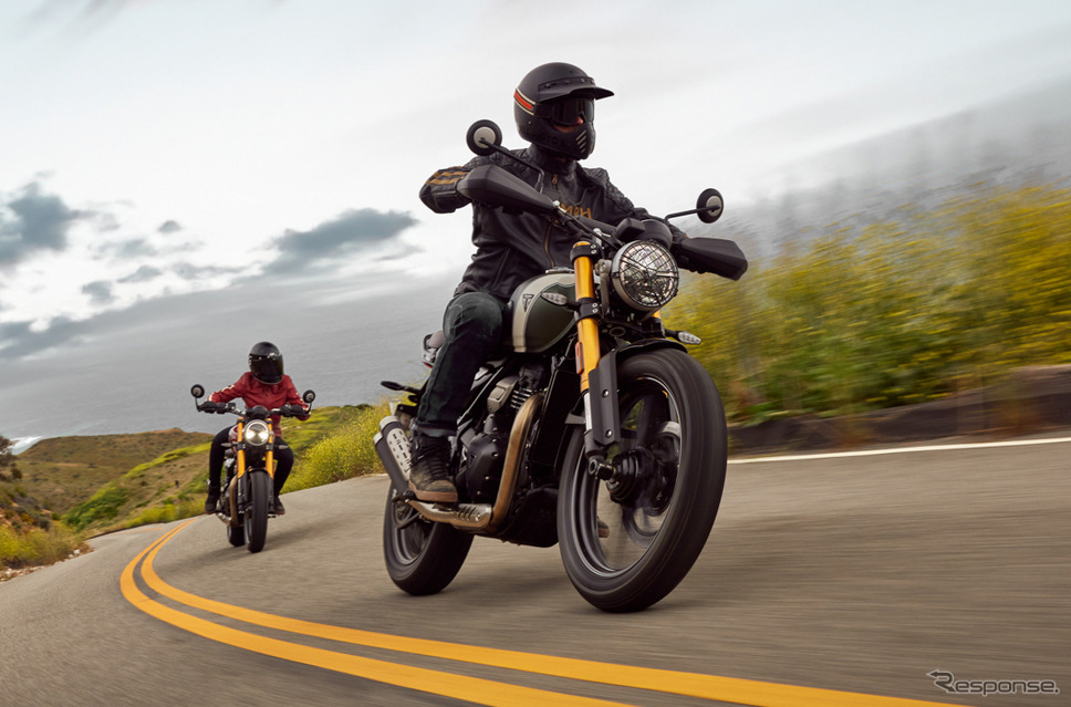 トライアンフ スピード400(後)とスクランブラー400X(前)《写真提供:トライアンフモーターサイクルズジャパン》