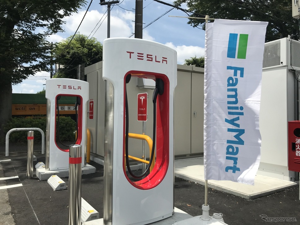 ファミリーマート所沢インター店に導入したテスラの「スーパーチャージャー」《画像提供 ファミリーマート》