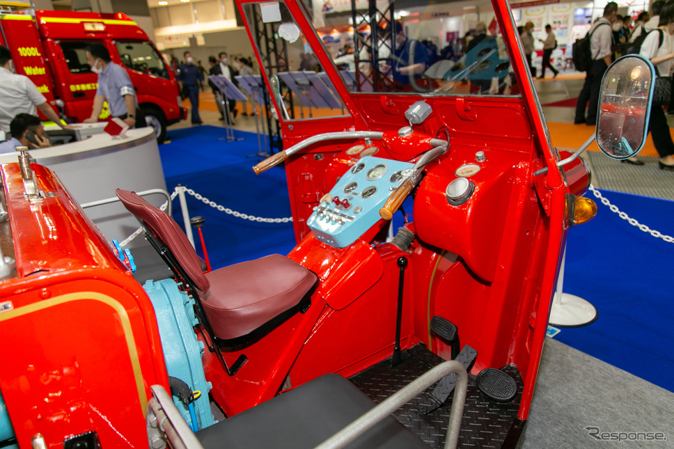 働くクルマの先輩たち! 100年以上も昔のクラシックな消防車がズラリ…東京国際消防防災展2023