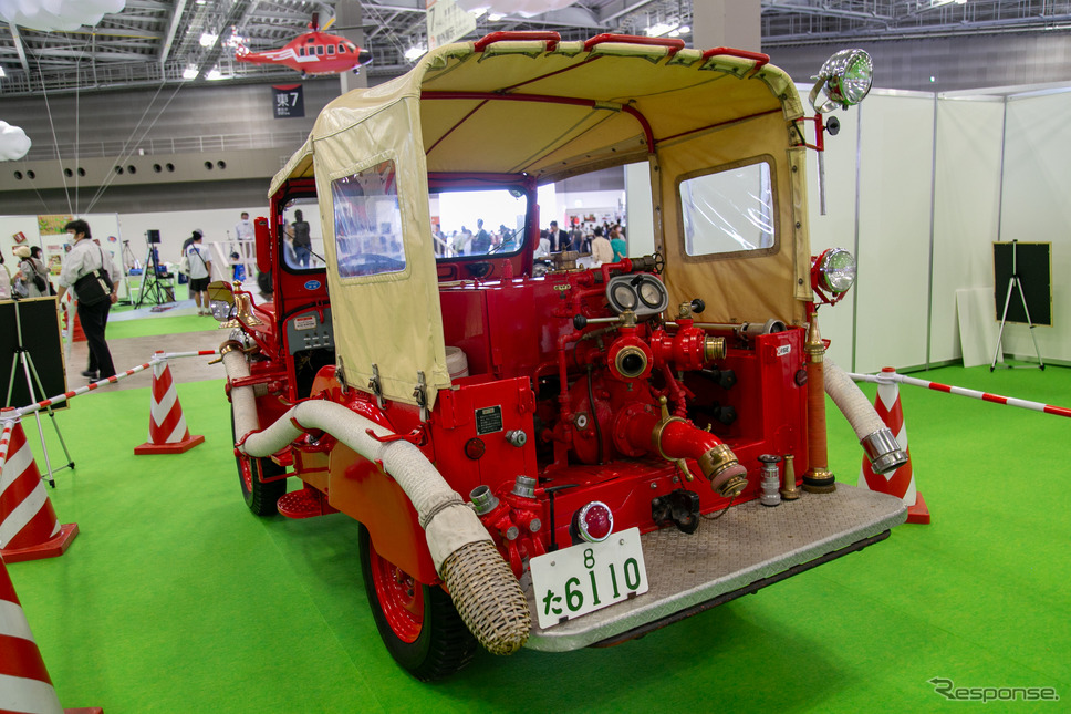 働くクルマの先輩たち! 100年以上も昔のクラシックな消防車がズラリ…東京国際消防防災展2023