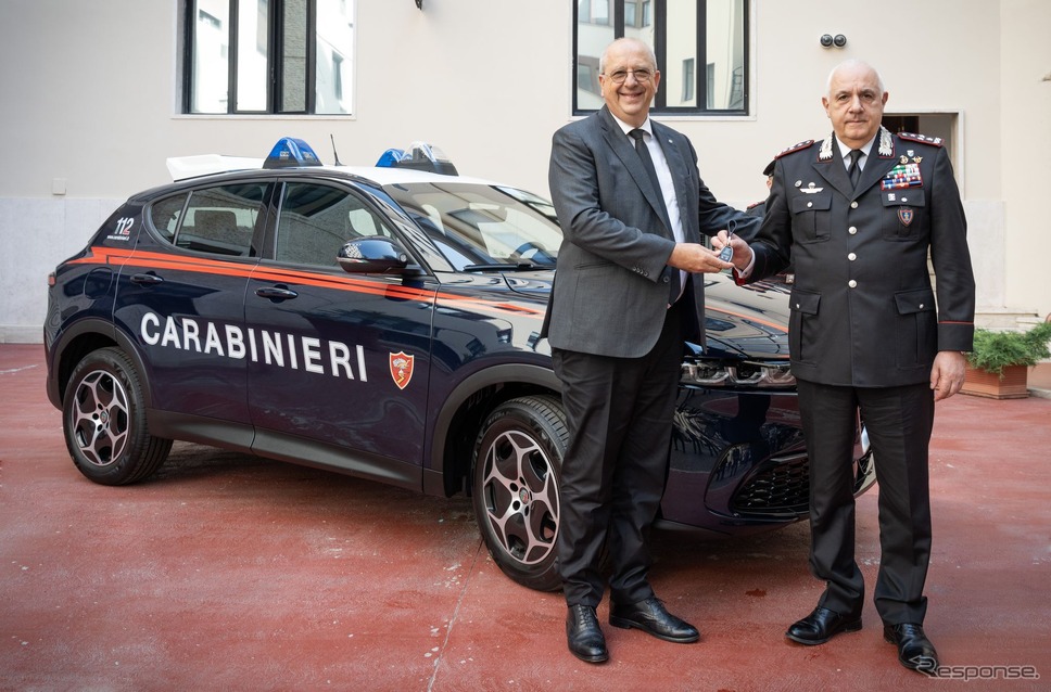 アルファロメオ・トナーレ・ハイブリッド のイタリア国家憲兵の「カラビニエリ」仕様《photo by Alfa Romeo》
