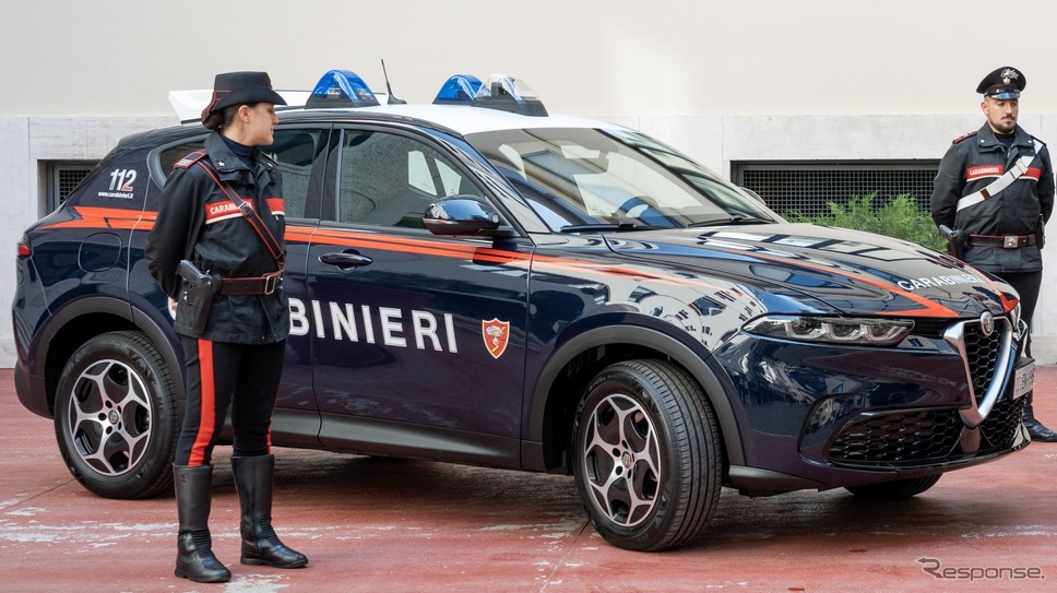 アルファロメオ・トナーレ・ハイブリッド のイタリア国家憲兵の「カラビニエリ」仕様《photo by Alfa Romeo》