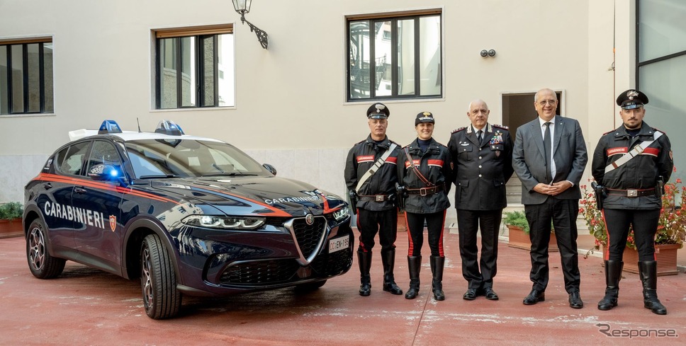 アルファロメオ・トナーレ・ハイブリッド のイタリア国家憲兵の「カラビニエリ」仕様《photo by Alfa Romeo》