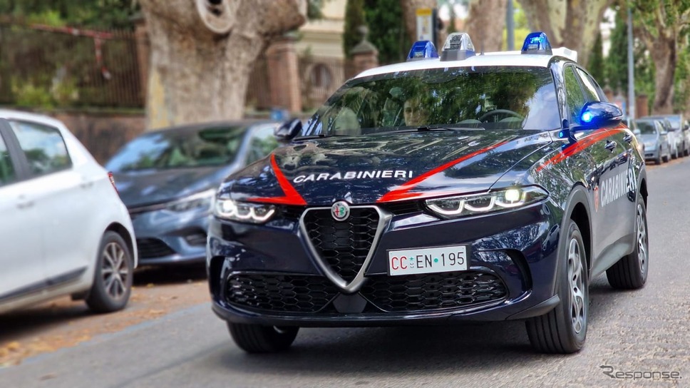 アルファロメオ・トナーレ・ハイブリッド のイタリア国家憲兵の「カラビニエリ」仕様《photo by Alfa Romeo》