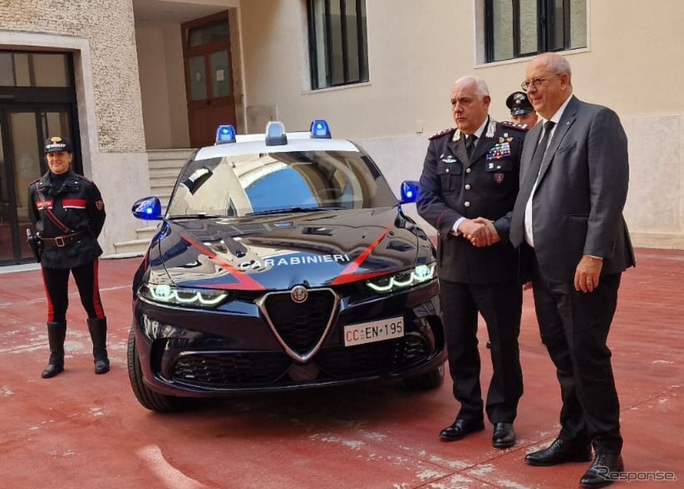 アルファロメオ・トナーレ・ハイブリッド のイタリア国家憲兵の「カラビニエリ」仕様《photo by Alfa Romeo》