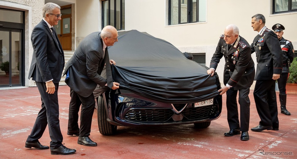 アルファロメオ・トナーレ・ハイブリッド のイタリア国家憲兵の「カラビニエリ」仕様《photo by Alfa Romeo》