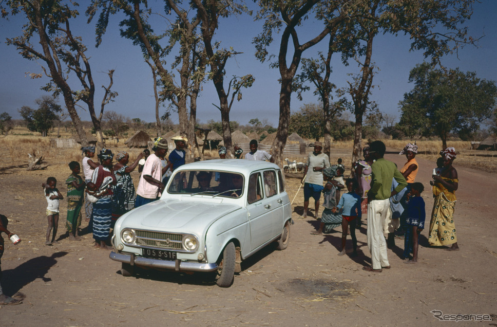ルノー 4(1974年、セネガル)《Photo by Michel HUET/Gamma-Rapho/ゲッティイメージズ》