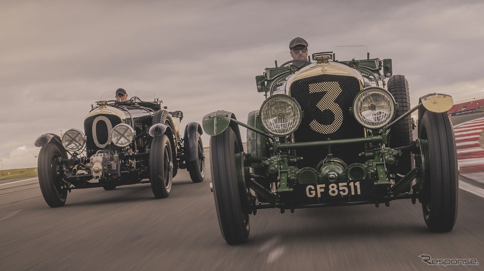 ベントレー・スピードシックス の復刻生産モデル(左)とオリジナルモデル《photo by Bentley》