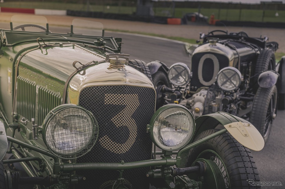 ベントレー・スピードシックス のオリジナルモデル(左)と復刻生産モデル《photo by Bentley》