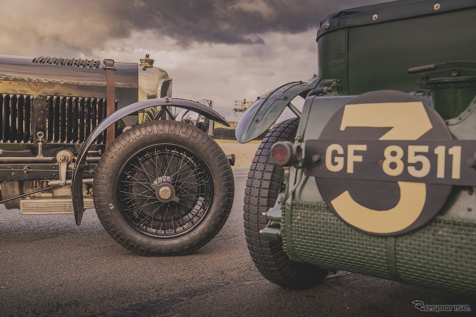 ベントレー・スピードシックス の復刻生産モデル(左)とオリジナルモデル《photo by Bentley》