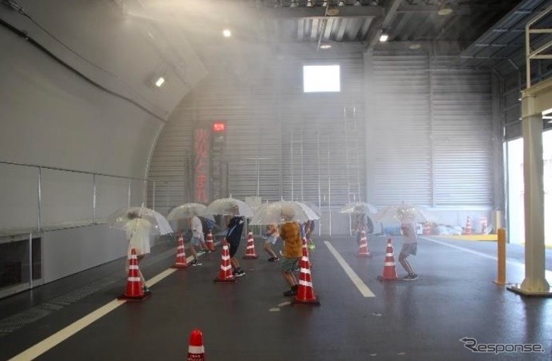 2022年度のトンネル非常用設備（水噴霧）体験《写真提供 NEXCO東日本関東支社》