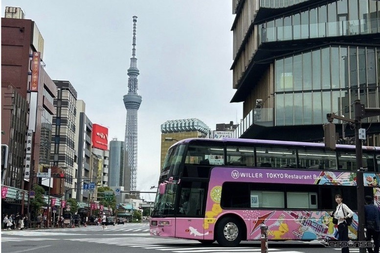 東京レストランバスと東京スカイツリー《写真提供 WILLER》