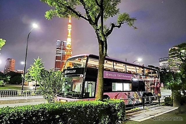 東京レストランバスと東京タワー《写真提供 WILLER》