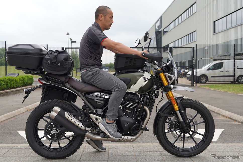 スクランブラー400Xは、シート高が835mmあり、スピード400よりも大柄なポジション。車体重量は179kg。サスペンションのストロークもスピード400より長めに設定されている。《写真撮影 小川勤》