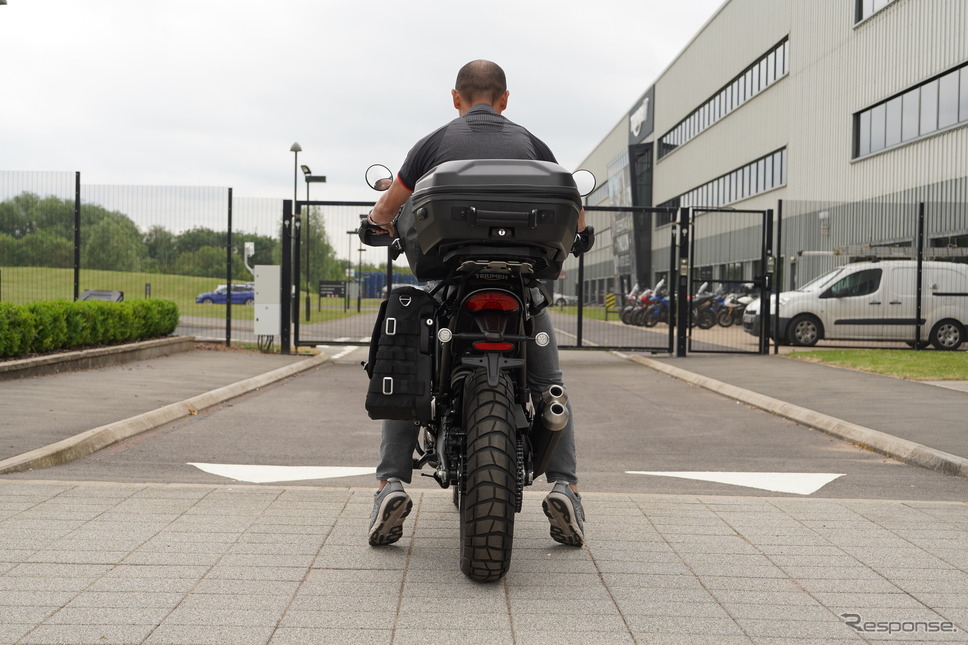 スクランブラー400Xは、19インチのフロントホイールを採用。これも大柄な要因。ハンドルを含む車幅は901mm。両足ともにつま先がツンツンだが、少し腰をずらせば安心して片足で支えられる。《写真撮影 小川勤》