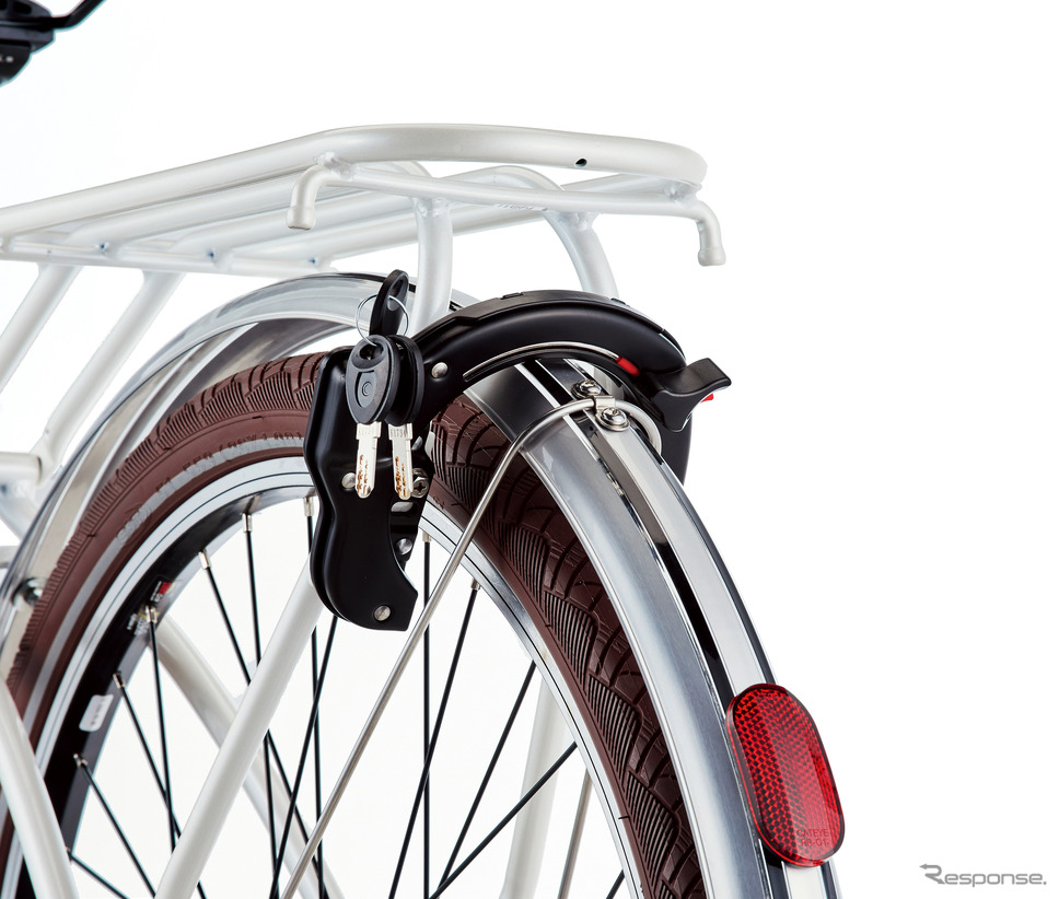自転車後部に頑丈なリング形状のロックを標準装備（アセントC）《写真提供：あさひ》