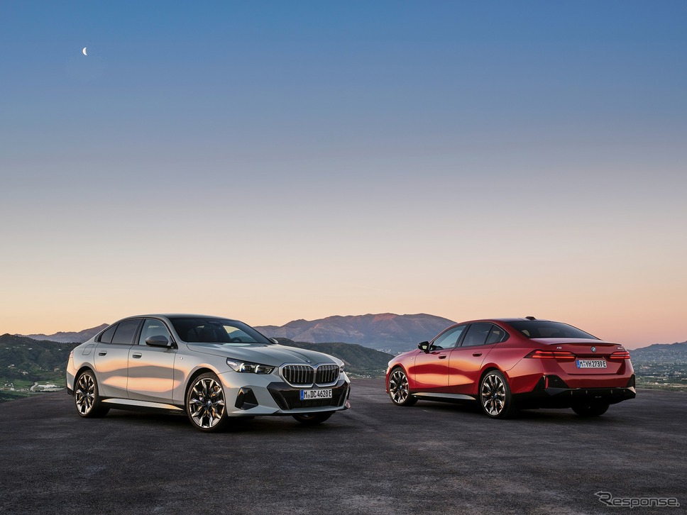 BMW i5 eDrive40 Mスポーツ(左)とi5 M60 xDrive(右)《写真提供 ビー・エム・ダブリュー》