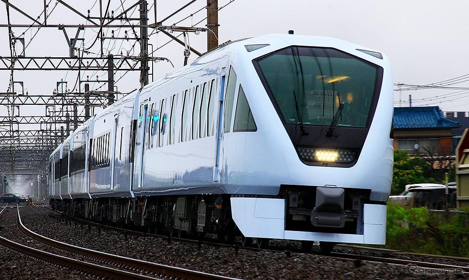 東武鉄道 N100系 特急形電車「スペーシアX」《写真提供 ピクスタ》