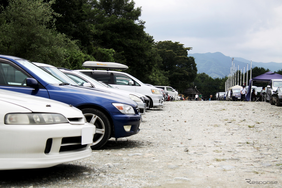 観客のクルマも個性にあふれている。《写真撮影 神林崇亮》