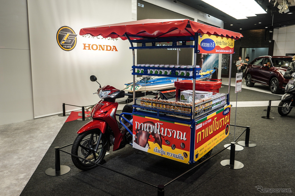 タイなどでよく見られる屋台。車両はWAVE110i《写真撮影 宮崎壮人》