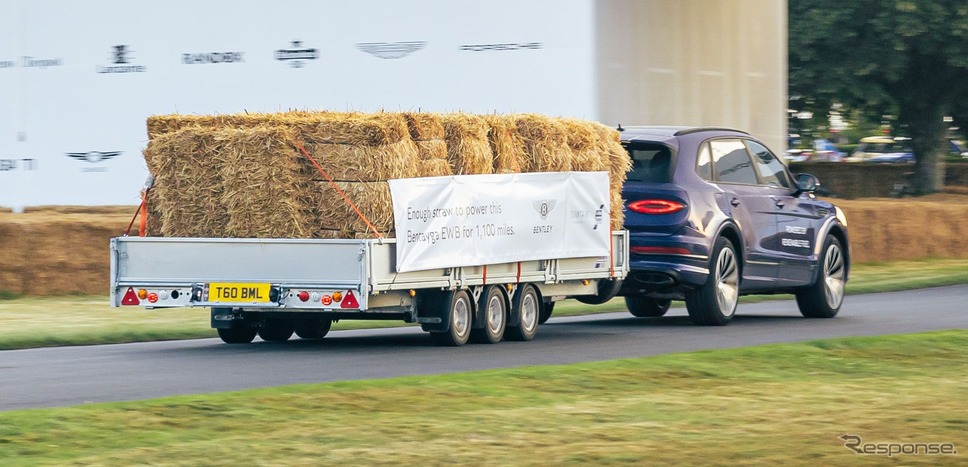 2.5トンの藁を積載したトレーラーを牽引するベントレー・ベンテイガ の「EWB」（グッドウッド2023）《photo by Bentley》